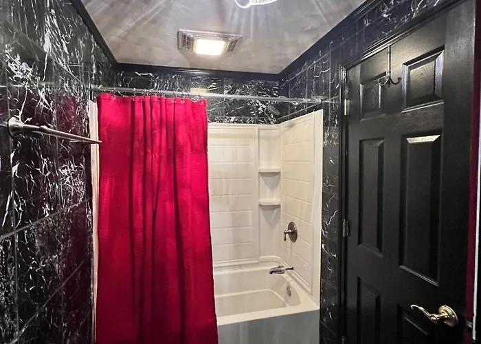 Luxury 3br With Pool, Gym & Full Backyard
