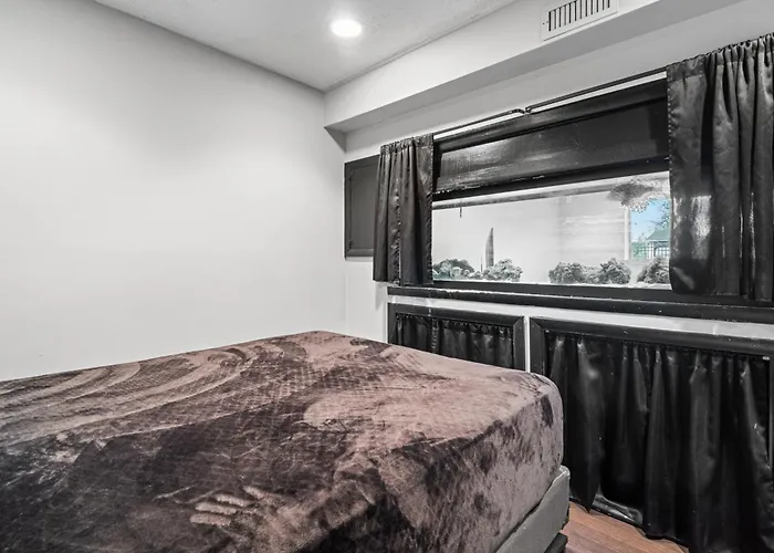 Luxury 3br With Pool, Gym & Full Backyard *